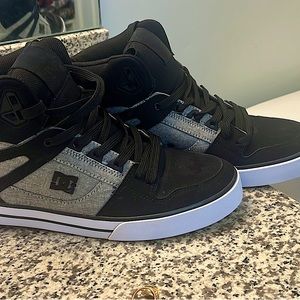 Dc only been worn to try on didn’t fit size 13 men